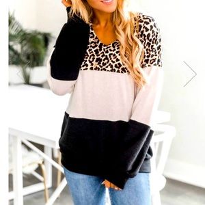 💕Leopard, Creme, Black Pullover Size Small